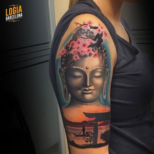 Tatuaje hombro Buda - Logia Barcelona Pia Vegas 